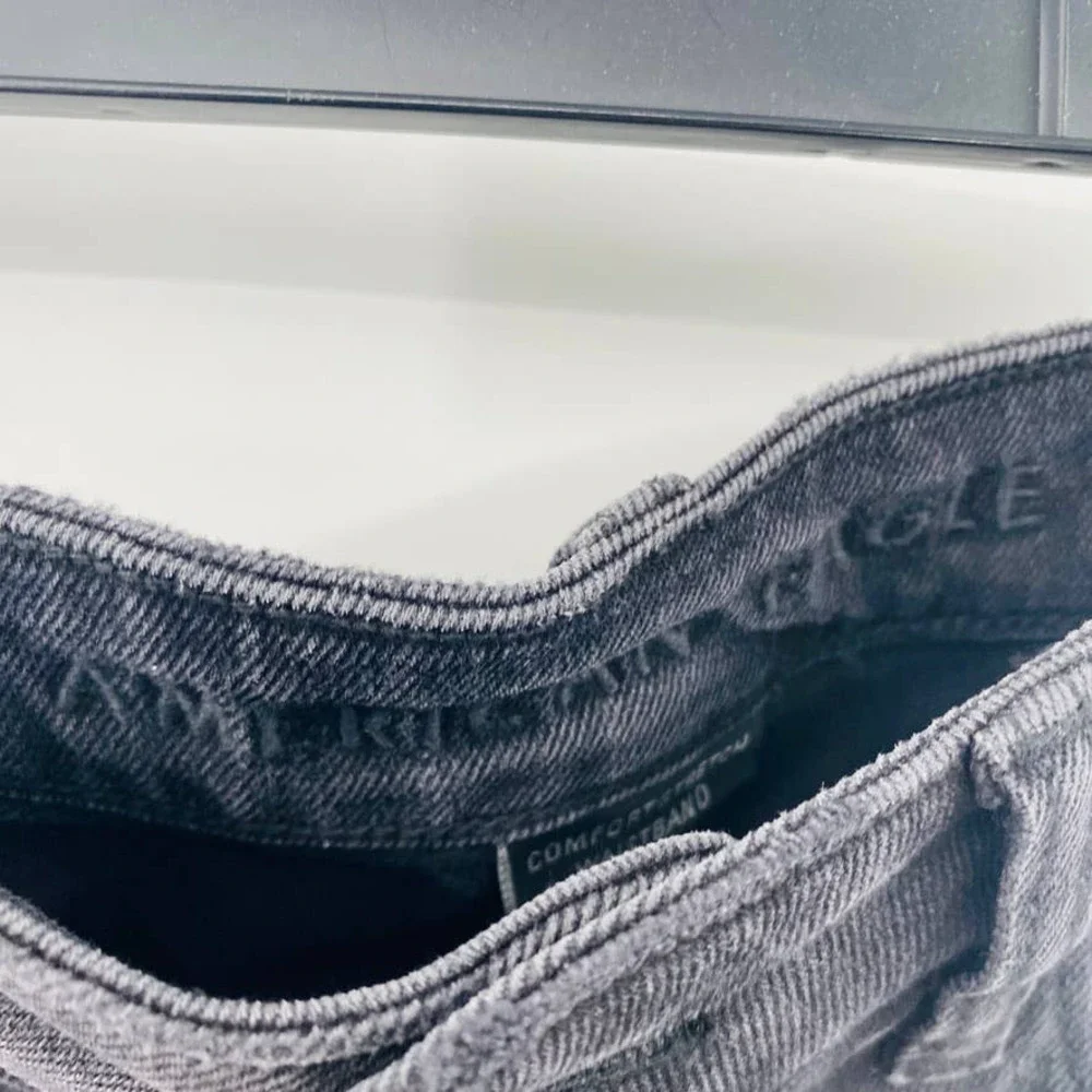 AMERICAN EAGLE Mom Jeans Comfort Stretch Waistband Black Distressed NWT Size 8 - Picture 11 of 16